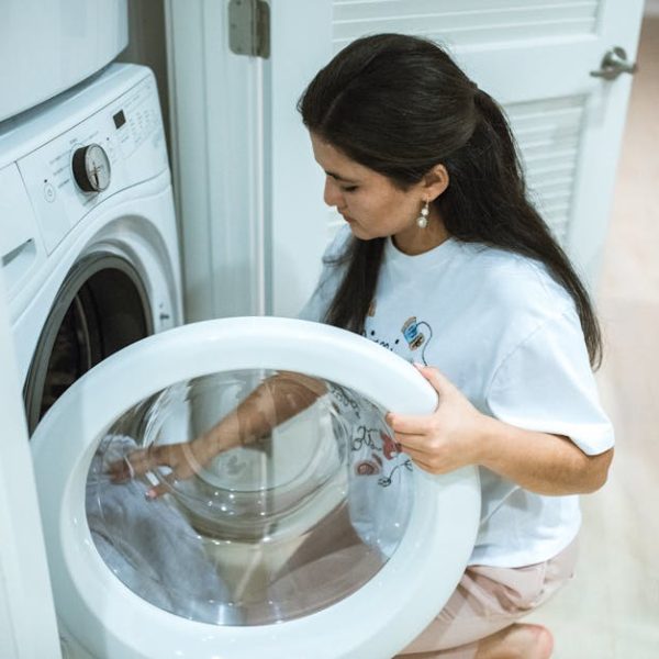 Pros and Cons of Having a Washing Machine Upstairs: Key Insights