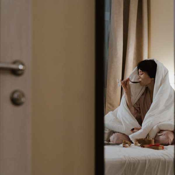 7+ Smart and Easy Hacks to Sparkling Clean Wine Glasses